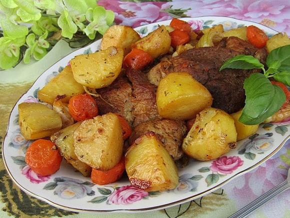 Karkówka pieczona w warzywach z ziołami prowansalskimi