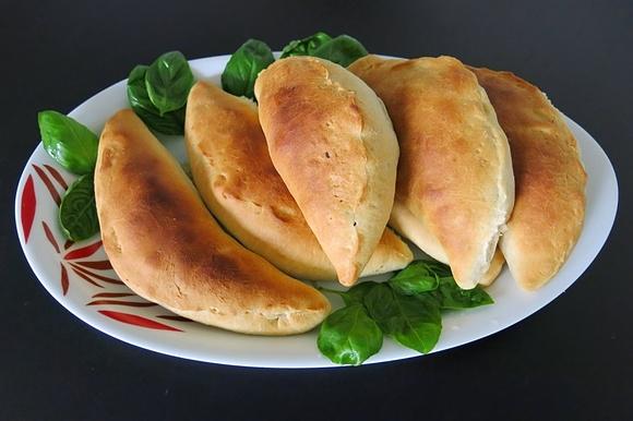 Wegańska pizza, calzone, bułeczki z kapustą i pierożki z pieczarkami