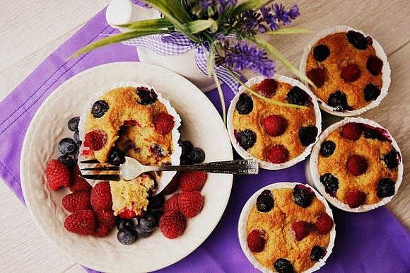 Friands czyli francuskie babeczki z malinami i borówkami amerykańskimi