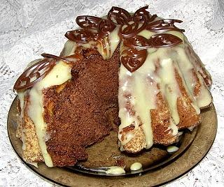 Babka z nutą piernika z jabłkiem i marcepanem z polewą czekoladową