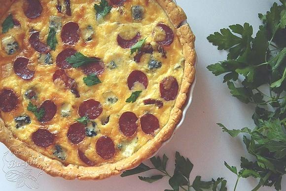 Tarta z salami serem żółtym suszonymi pomidorami i serem pleśniowym