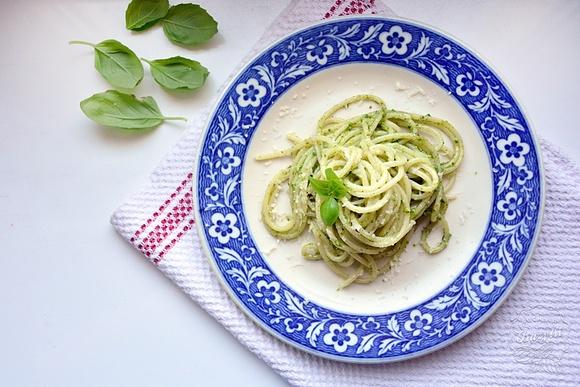 Makaron z zielonym pesto z bazylii