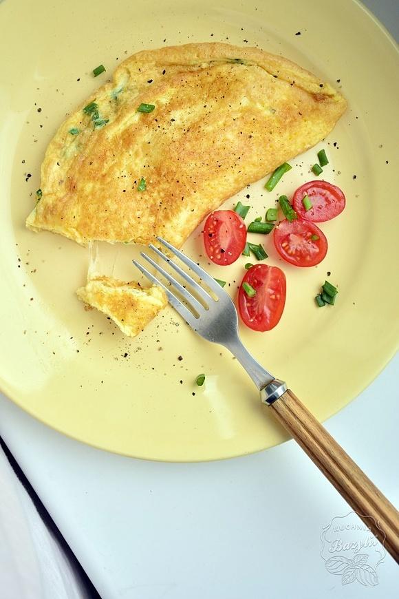 Omlet ze szczypiorkiem serem i pomidorami