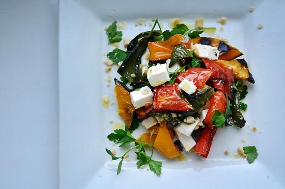 Sałatka z pieczoną papryką serem feta i pietruszką