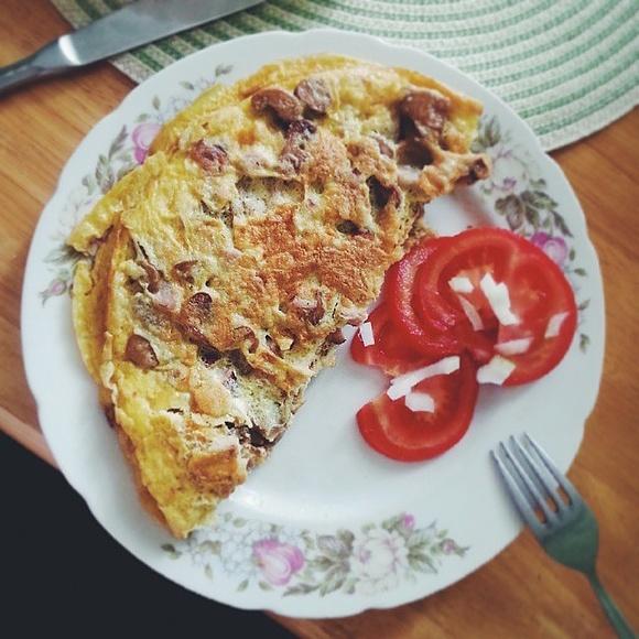 Omlet z płatkami kukurydzianymi, kiełbasą i pieczarkami