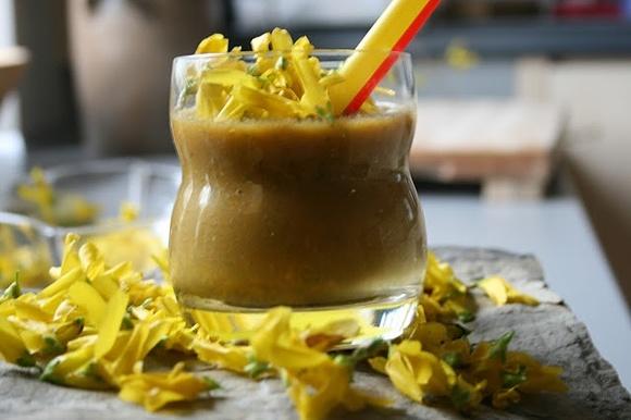 Smoothie z kwiatami forsycji