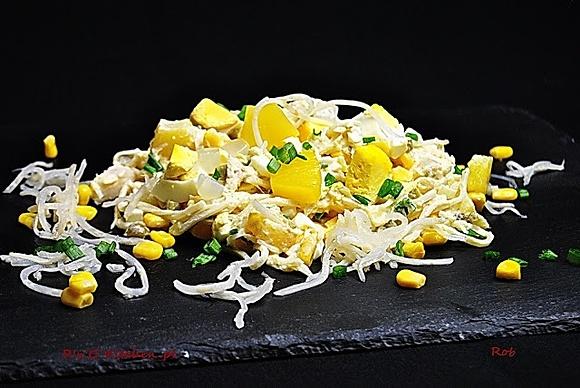 Sałatka selerowa z wędzonym dorszem i ananasem