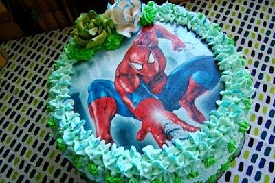 Spiderman śmietanowo-truskawkowy tort dla chłopca