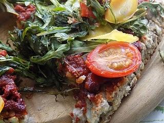 Pizza na kalafiorowym spodzie z rukolą i pomidorami