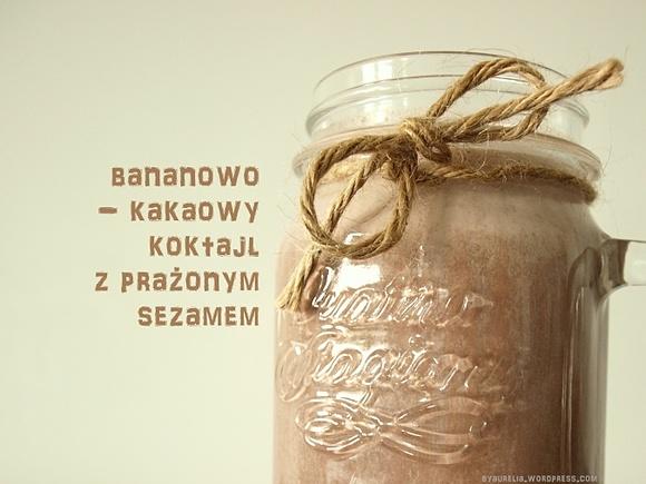 Kakaowo-bananowy koktajl z prażonym sezamem