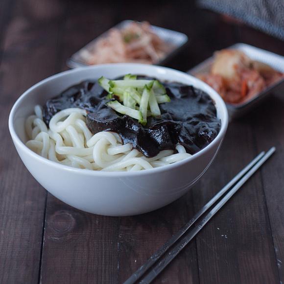 Jajangmyeon - Koreański makaron z pastą z czarnej fasoli