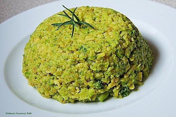 Brokułowy pilaw z kaszy bulgur