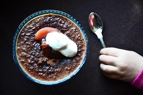 Czekoladowy pudding ryżowy z rabarbarem i brzoskwiniami