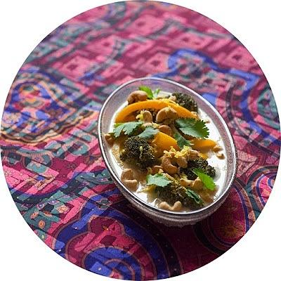 Curry z mango brokułem i orzechami nerkowca