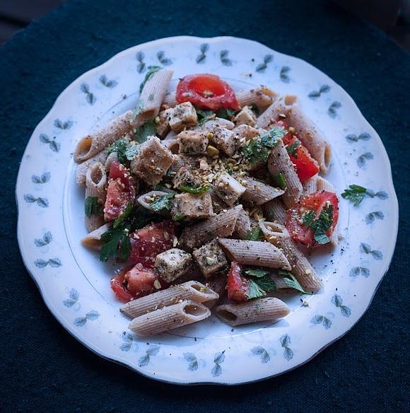Prosty obiad z pełnoziarnistymi penne, tofu i warzywami