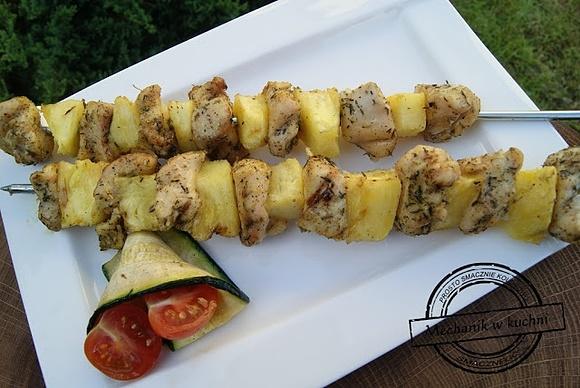 Szaszłyki dziecięce z kurczakiem i ananasem na grill