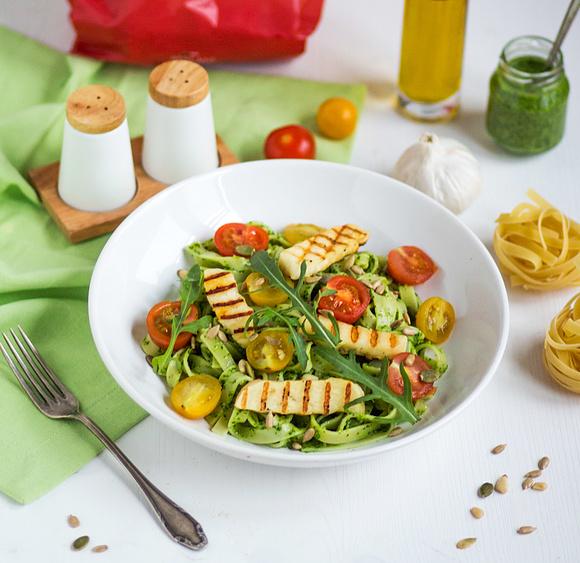 Wiosenny makaron z pesto rukolowym, grillowanym serem halloumi i pomidorami
