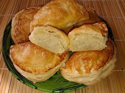Pierogi z ciasta francuskiego z nadzieniem ruskowym i przyprawą do sera białego