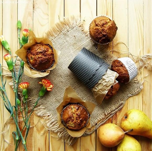 Mocno imbirowe pełnoziarniste muffiny z gruszkami