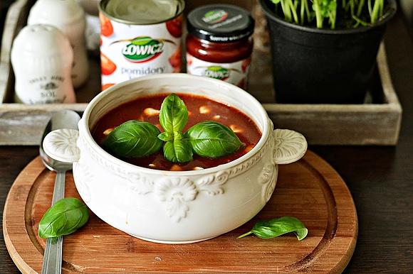 Aromatyczna zupa pomidorowa z mozzarellą i bazylią