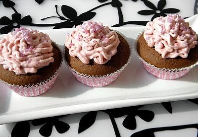 Muffinki czekoladowe z malinowym kremem