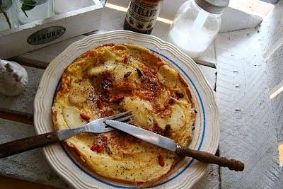 Omlet z jabłkiem cynamonem i owocami goji