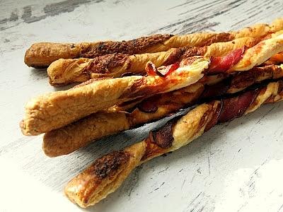 Paluchy z ciasta francuskiego z cheddarem i boczkiem