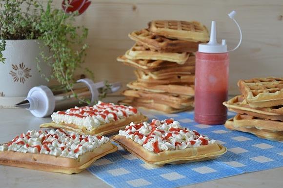 Gofry z dodatkami: truskawki, bita śmietana, dżem wiśniowy