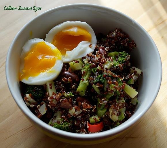 Quinoa z jajkiem i warzywami