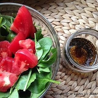 Sałatka ze szpinaku z dressingiem balsamicznym