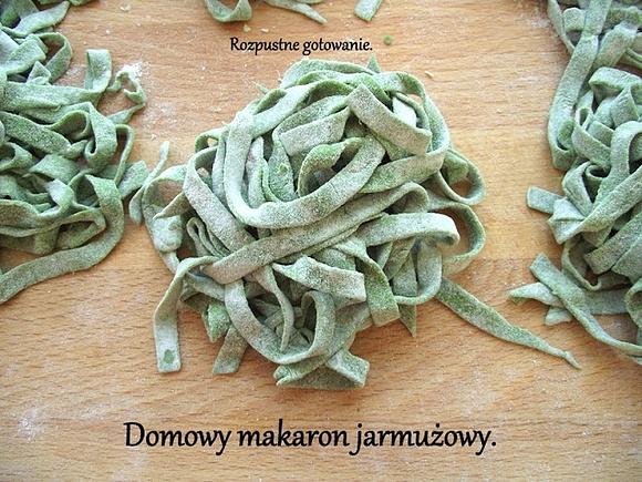 Domowy makaron jarmużowy