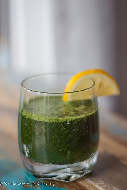 Zielone smoothie z jarmużem, bananem, siemieniem lnianym i imbirem