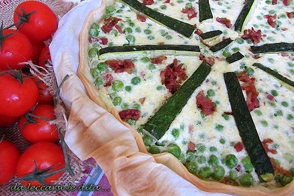 Quiche z groszkiem cukinią i boczkiem