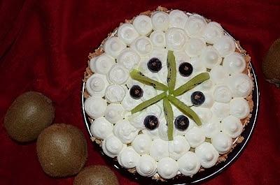 Tort kiwi z owocami i lekką masą na wiosenny sezon