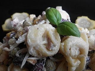 Sałatka z tortellini i wędzonym serem