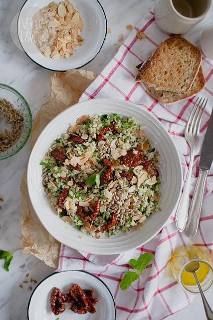 Sałatka z kaszą bulgur i suszonymi pomidorami