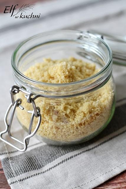 Wegański parmezan - prosty przepis na sezonowe dania