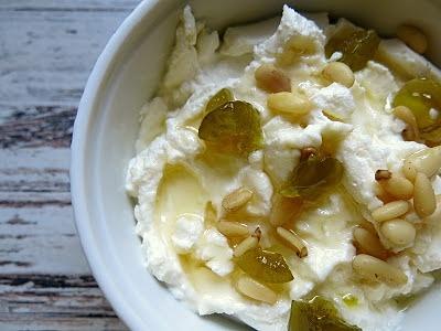 Ricotta z figą, orzeszkami pinii i miodem