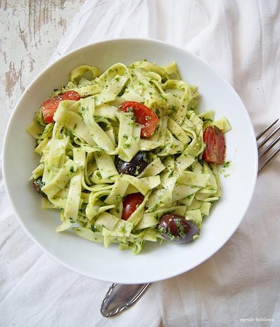 Makaron z czosnkowym pesto, pomidorkami koktajlowymi i oliwkami