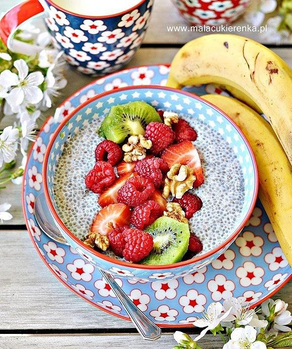 Pudding chia na śniadanie z owocami i orzechami