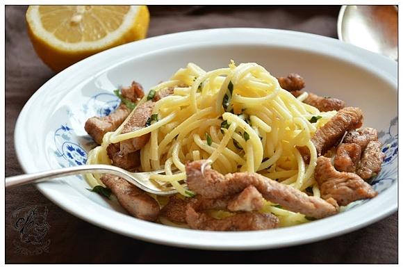 Cytrynowe spaghetti z indykiem i bazylią