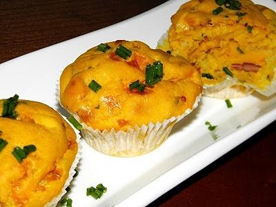 Muffiny z batatów, szynki parmeńskiej i szczypiorku