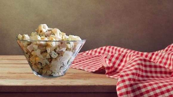 Sałatka z makaronem tortellini i szynką