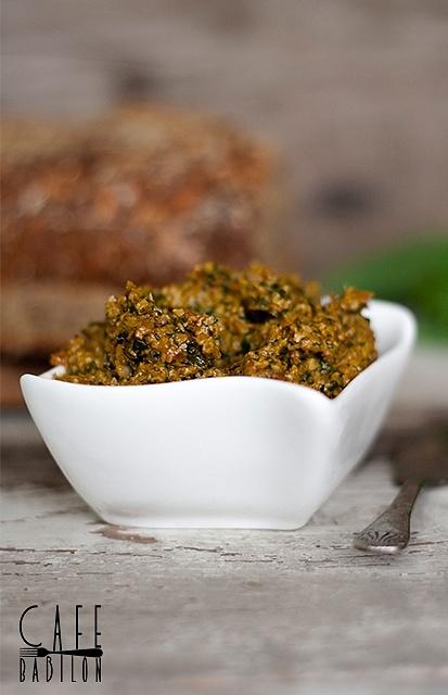 Pesto z suszonymi pomidorami i czosnkiem niedźwiedzim