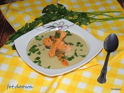Zupa ziemniaczana ze smażonym łososiem