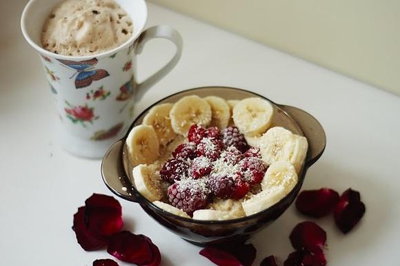 Malinowe marzenie - owsianka z bananem i czekoladą na mleku sojowym
