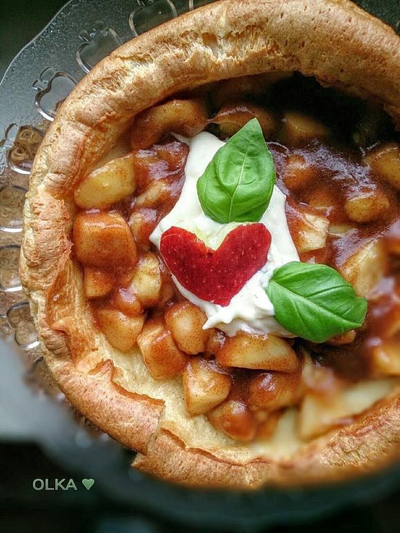 Dutch baby z nutą szarlotki
