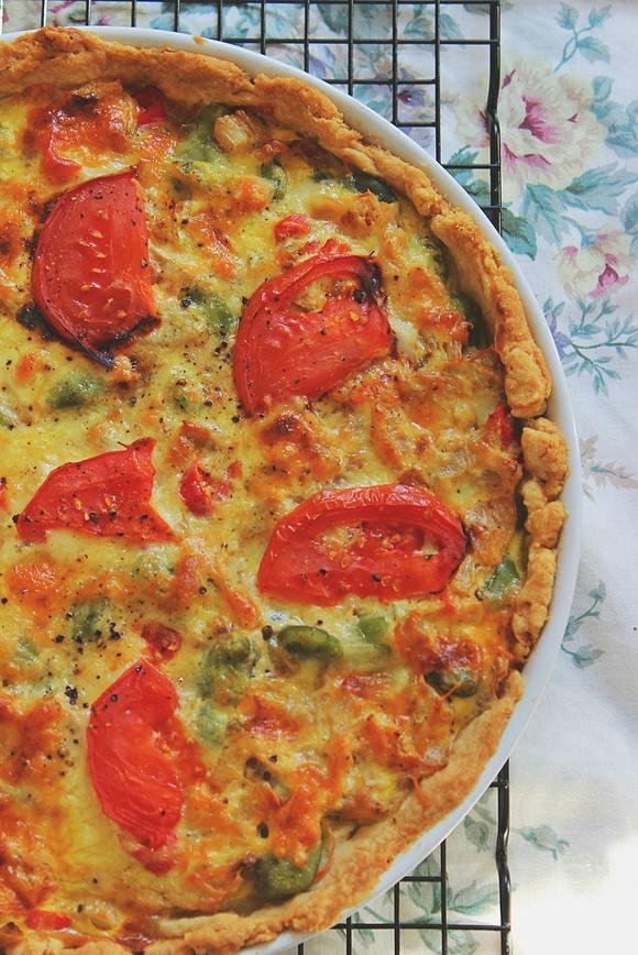 Tarta z bobem, tuńczykiem i pomidorem
