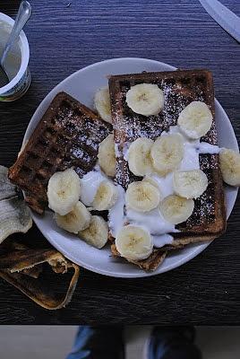 Francuskie gofry z cukrem pudrem jogurtem i bananem