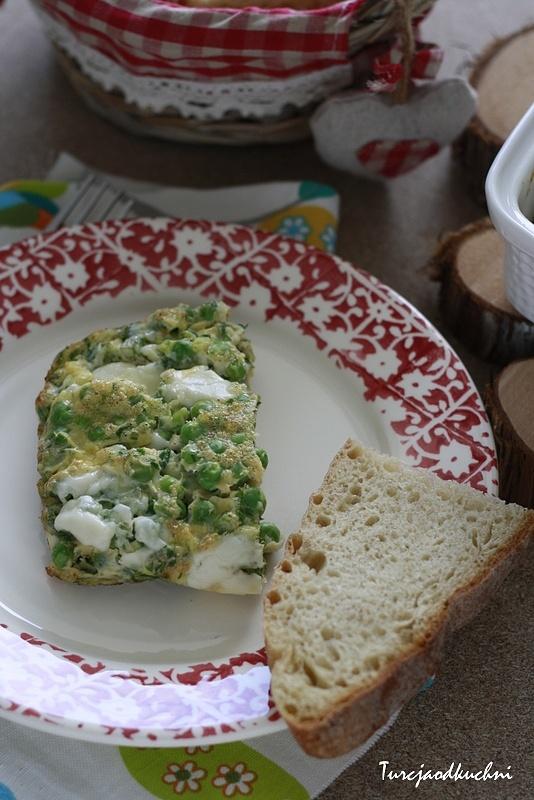 Fritata z groszkiem, zieleniną i serem feta